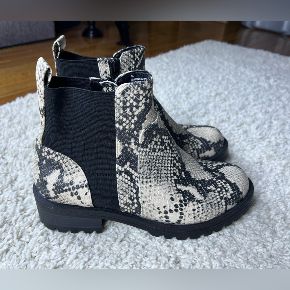 Women’s 7.5 Snakeskin Ankle Boots NEW - Picture 1 of 8
